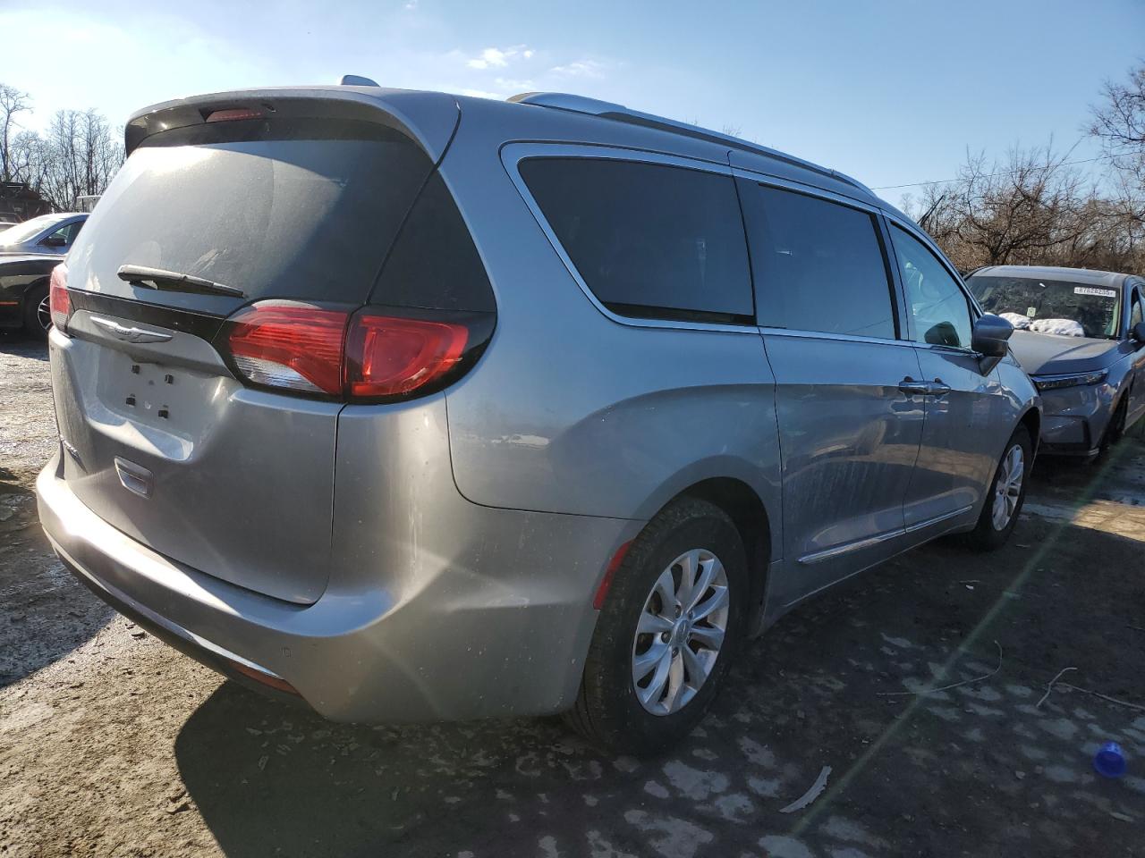 2018 Chrysler Pacifica - Image 3