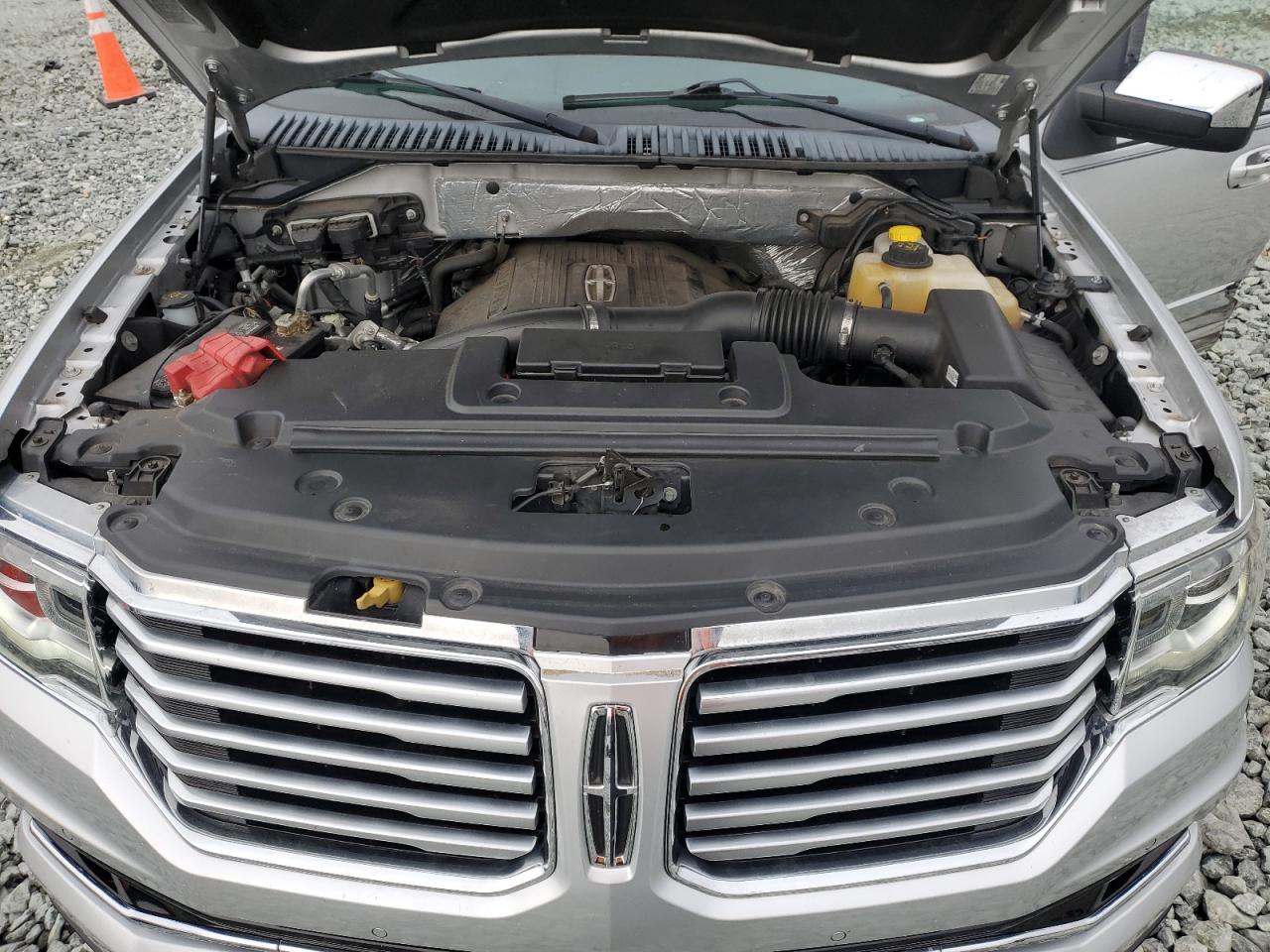 2017 Lincoln Navigator - Image 12