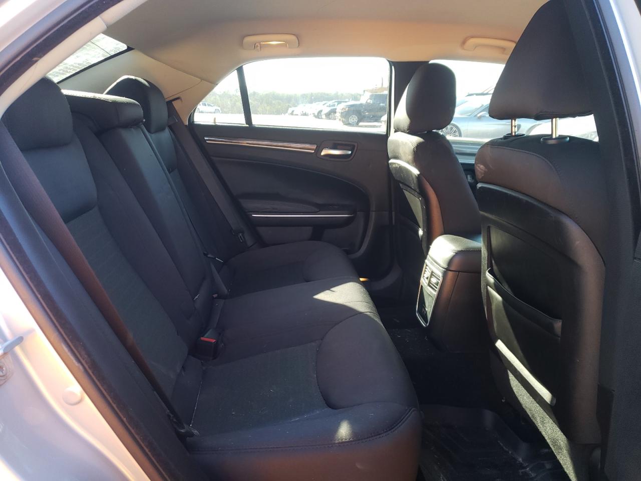 2019 Chrysler 300 - Image 10