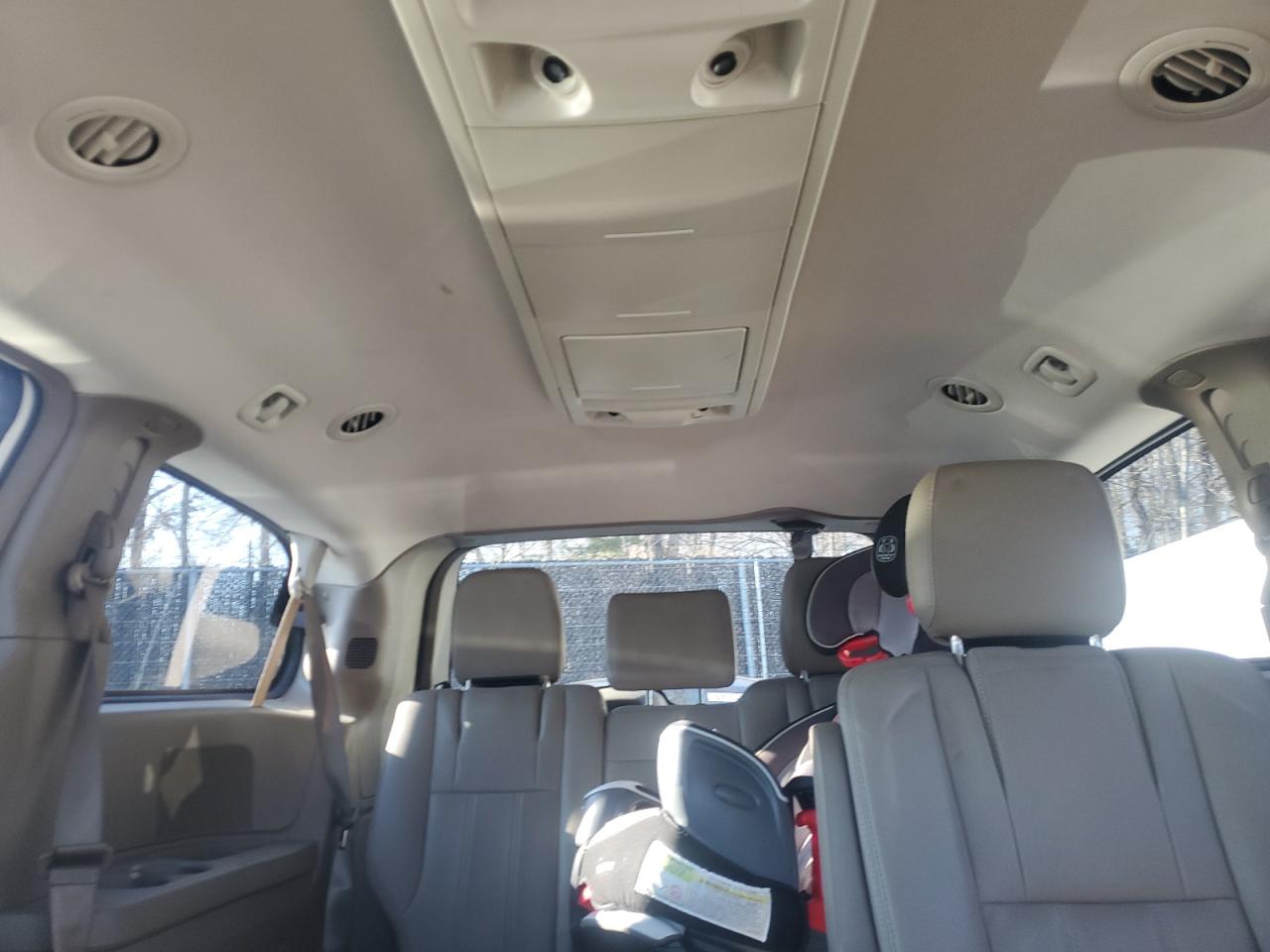 2016 Chrysler Town & Country - Image 10