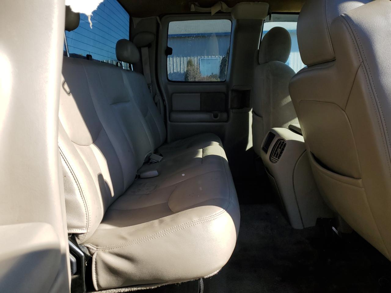 2004 Chevrolet Silverado - Image 10