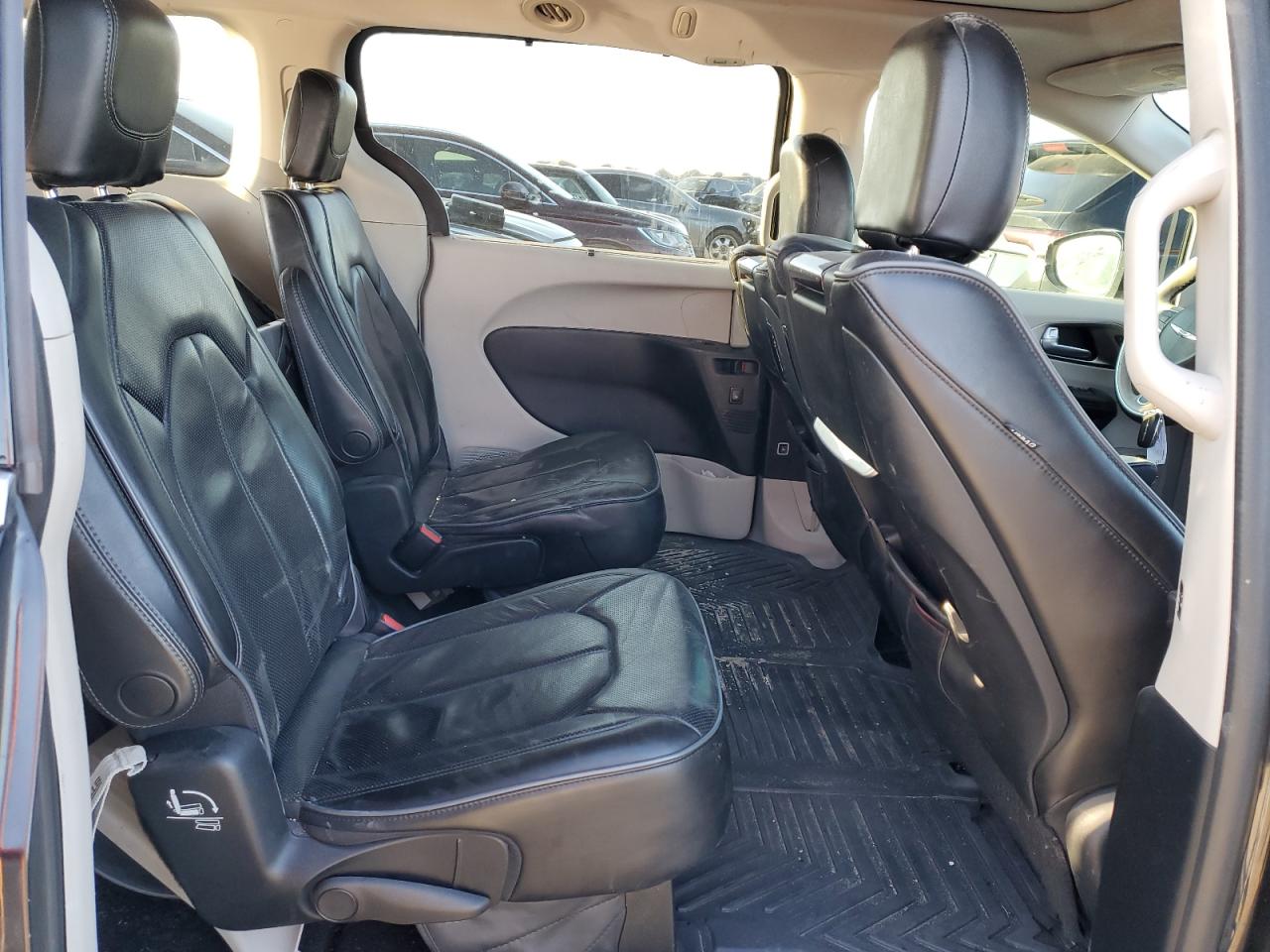 2017 Chrysler Pacifica - Image 11