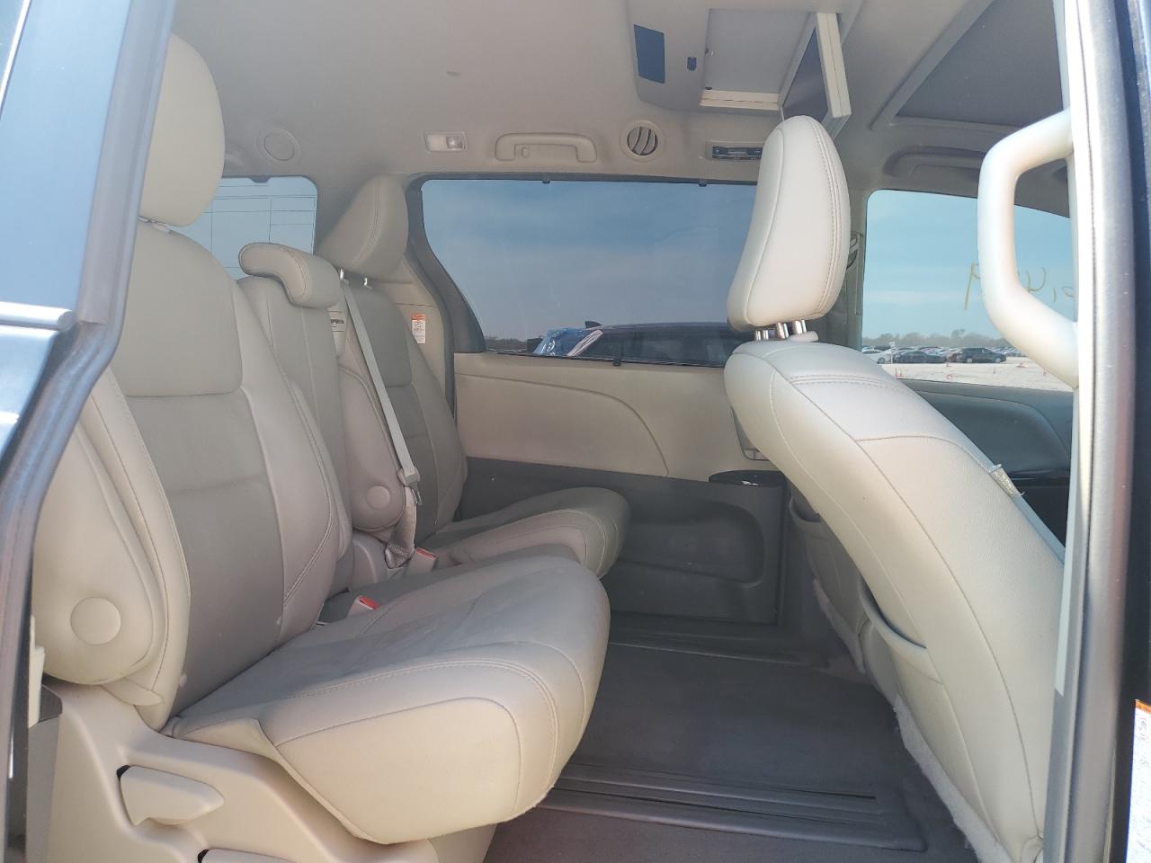 2015 Toyota Sienna - Image 11