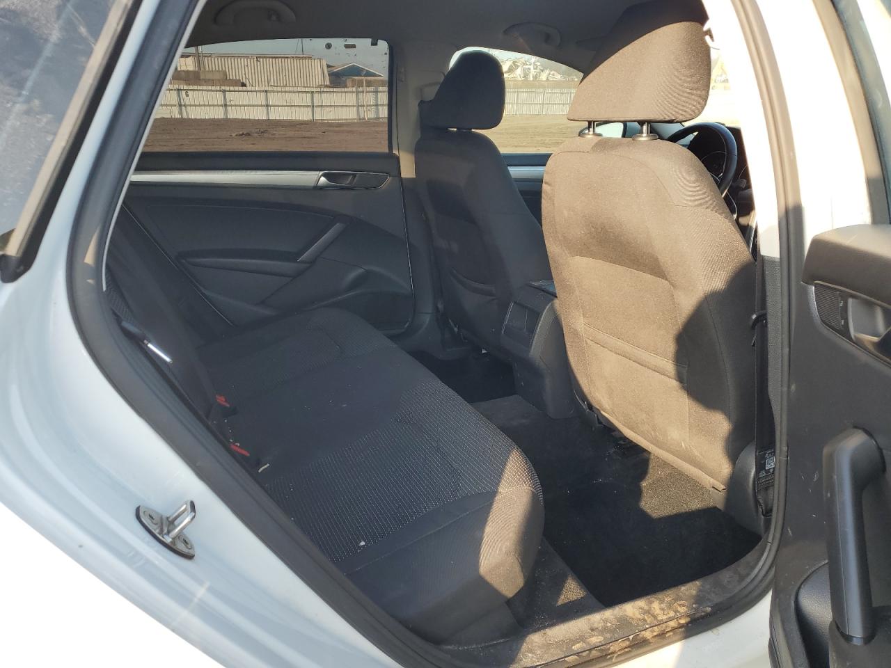 2018 Volkswagen Passat - Image 10