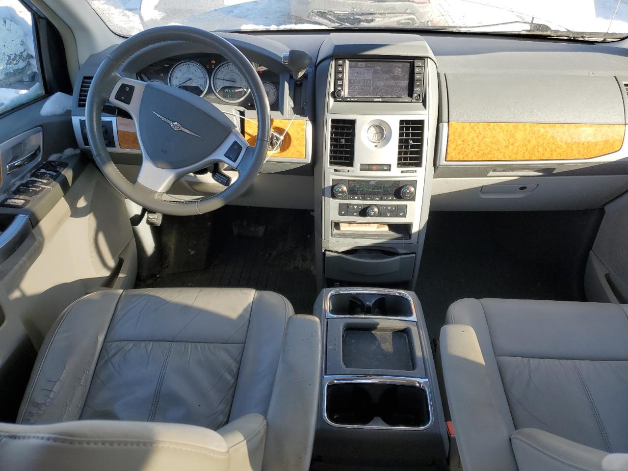 2010 Chrysler Town & Country - Image 8