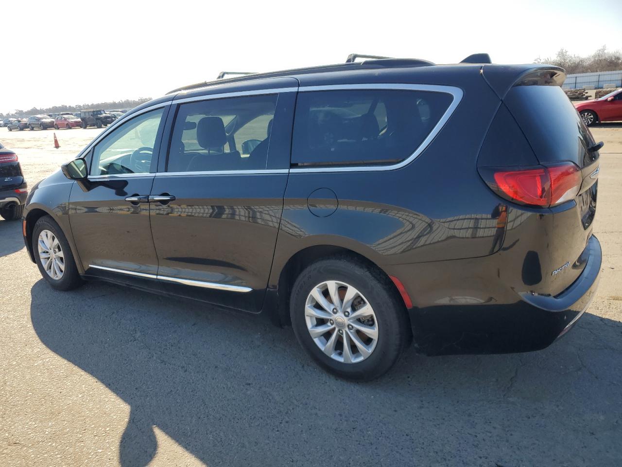2017 Chrysler Pacifica - Image 2