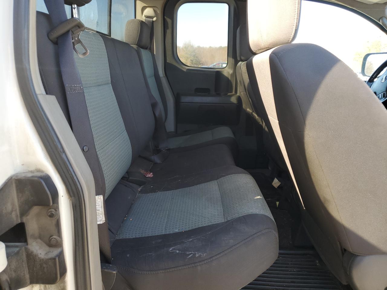 2004 Nissan Titan - Image 10