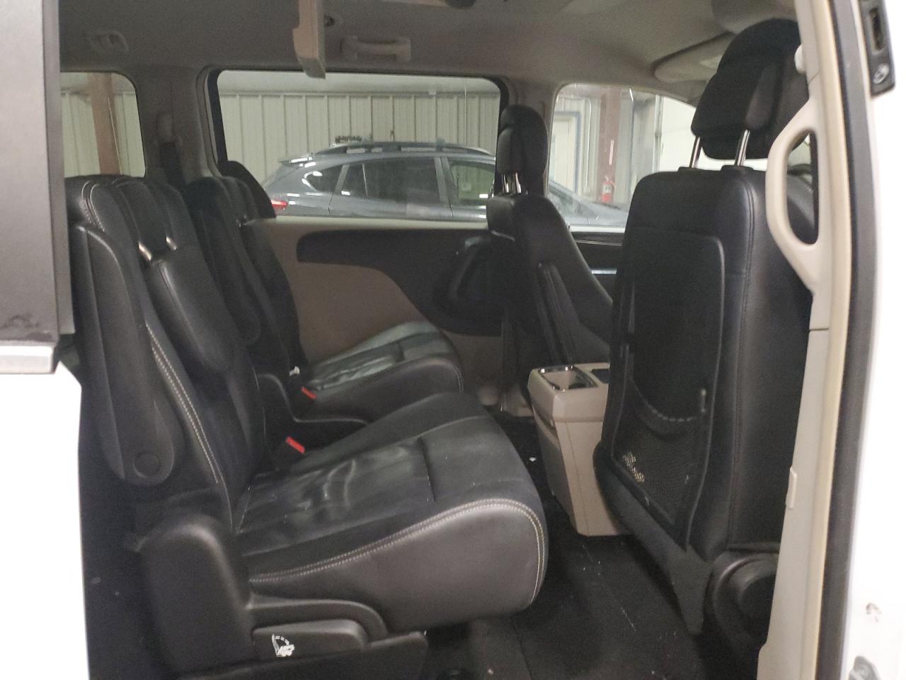 2016 Chrysler Town & Country - Image 11