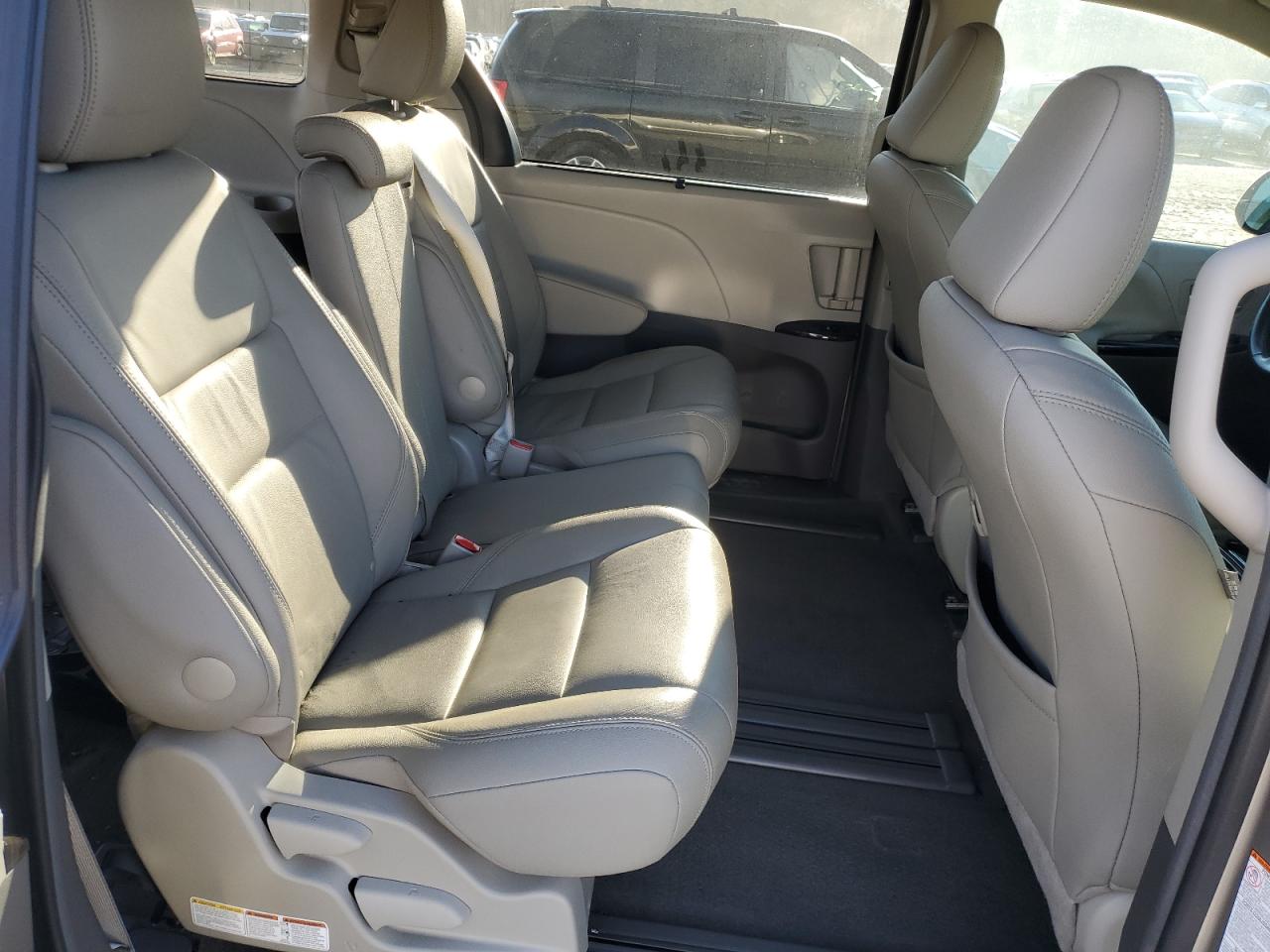 2017 Toyota Sienna - Image 11