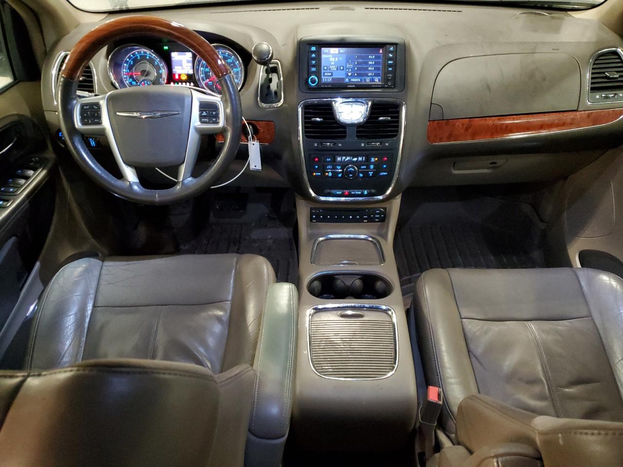 2013 Chrysler Town & Country - Image 8