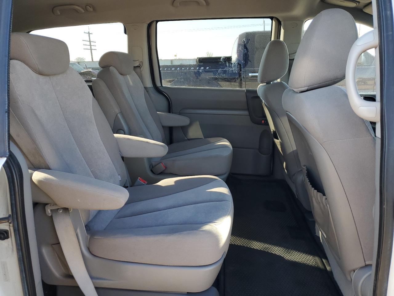 2010 Kia Sedona - Image 11