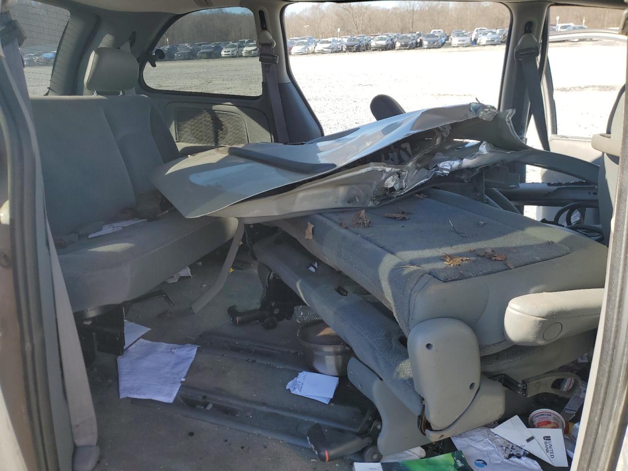 2005 Dodge Caravan - Image 11