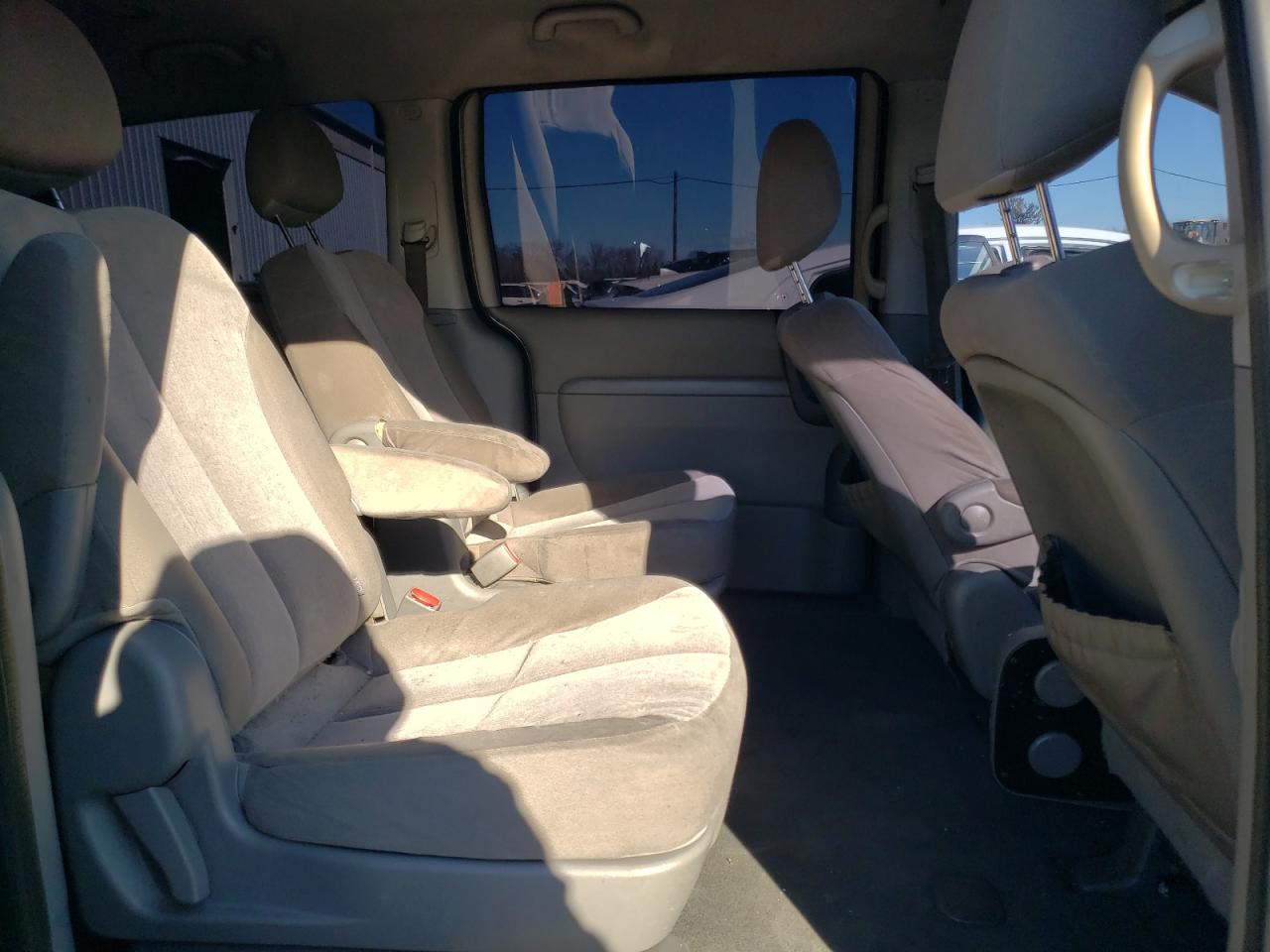 2012 Kia Sedona - Image 11