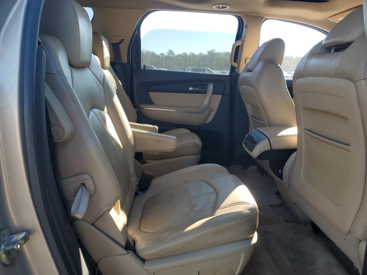 2010 GMC Acadia - Image 11