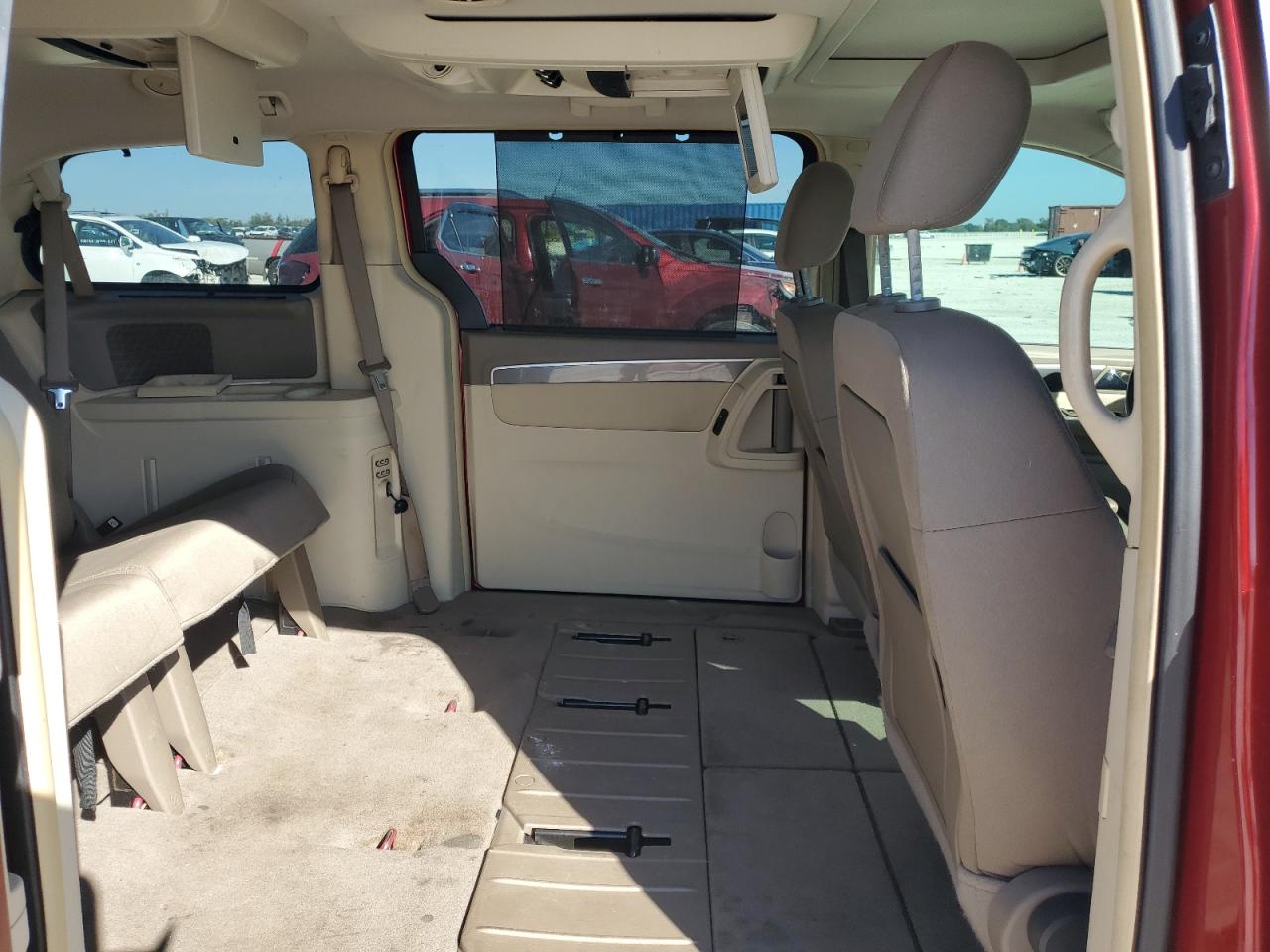 2009 Volkswagen Routan - Image 11