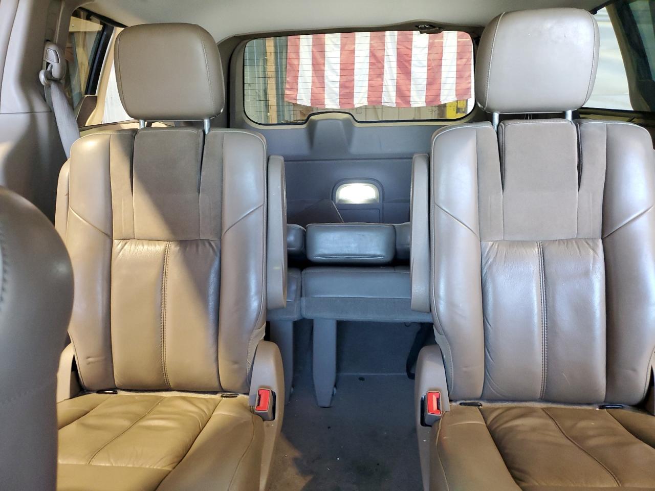 2011 Chrysler Town & Country - Image 10