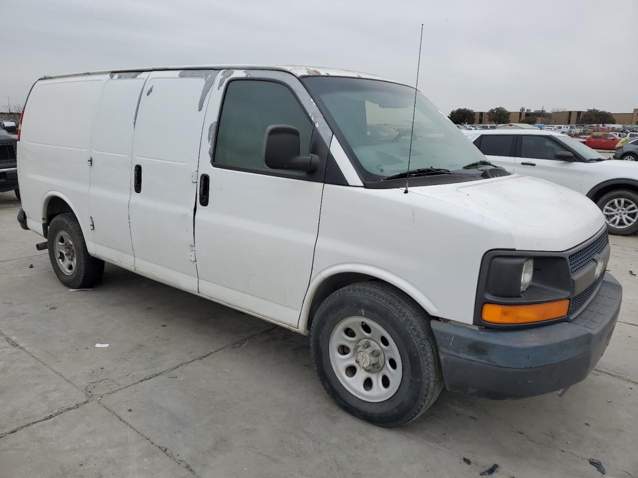 2009 Chevrolet Express - Image 4