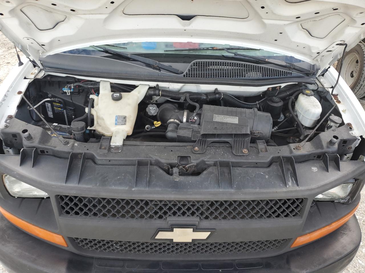 2010 Chevrolet Express - Image 12