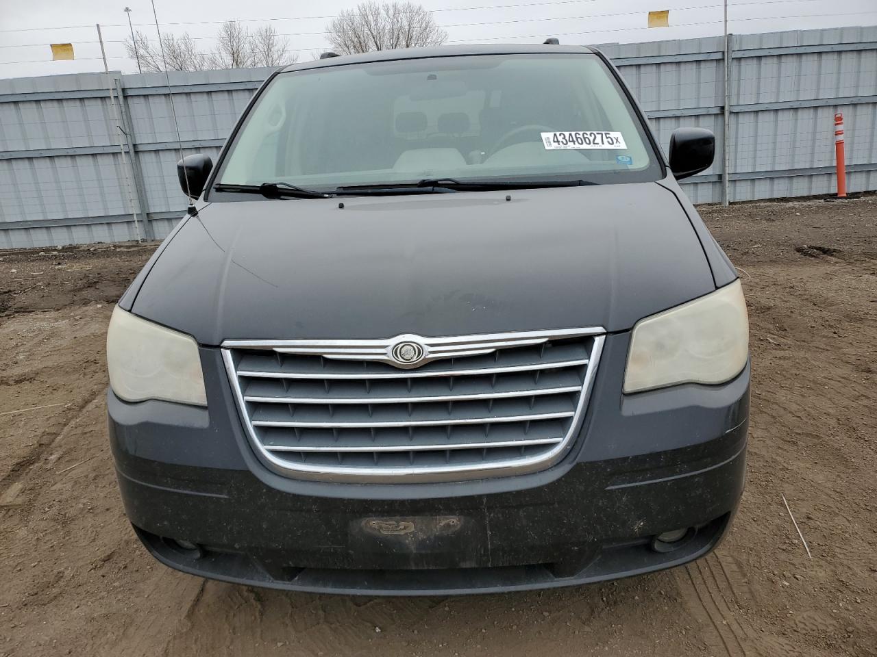 2009 Chrysler Town & Country - Image 5