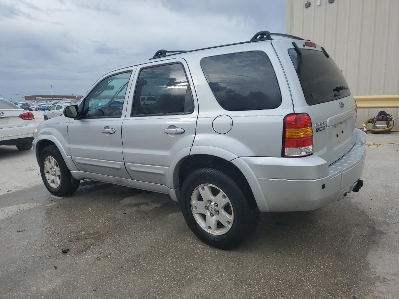 2006 Ford Escape - Image 2