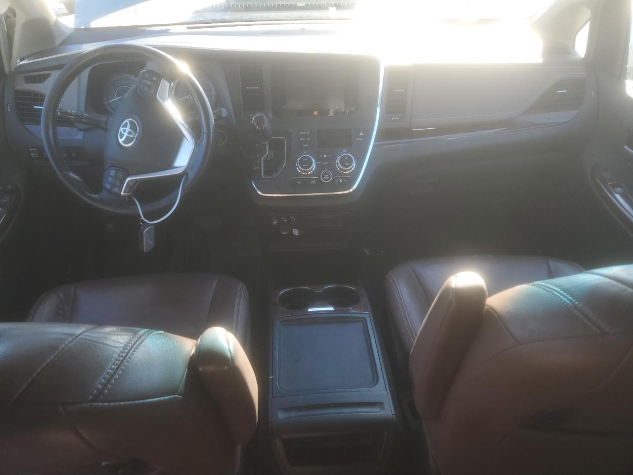 2017 Toyota Sienna - Image 8