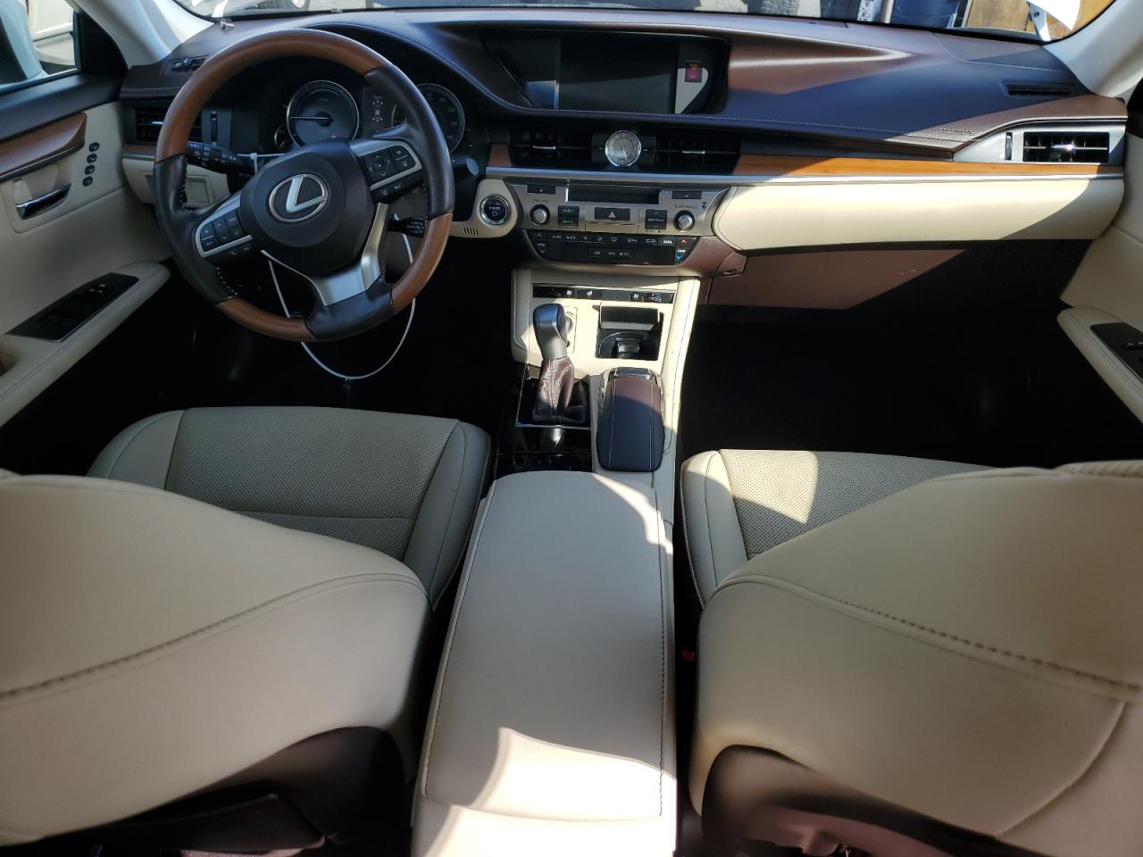 2016 Lexus ES - Image 8
