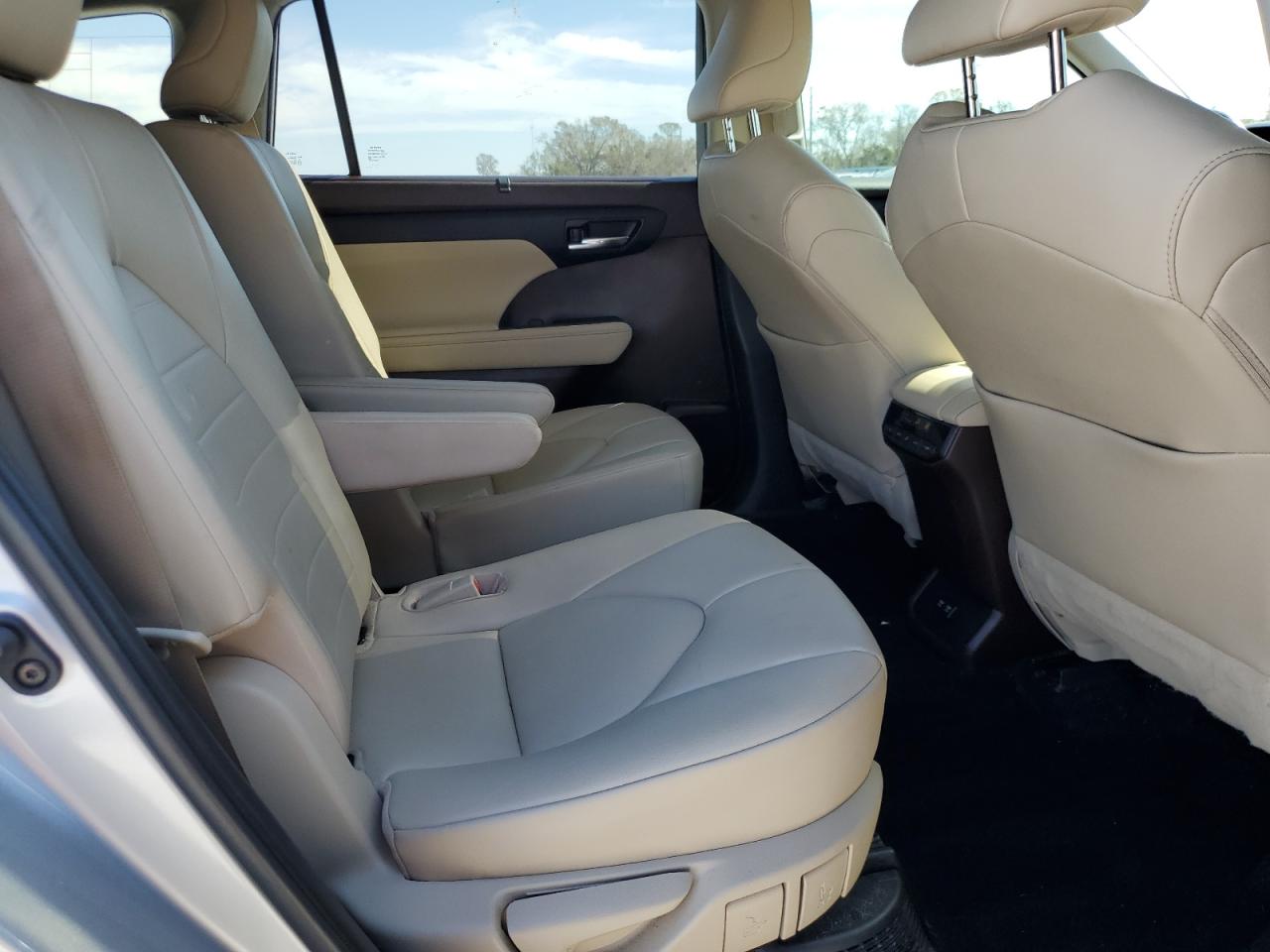 2021 Toyota Highlander - Image 11