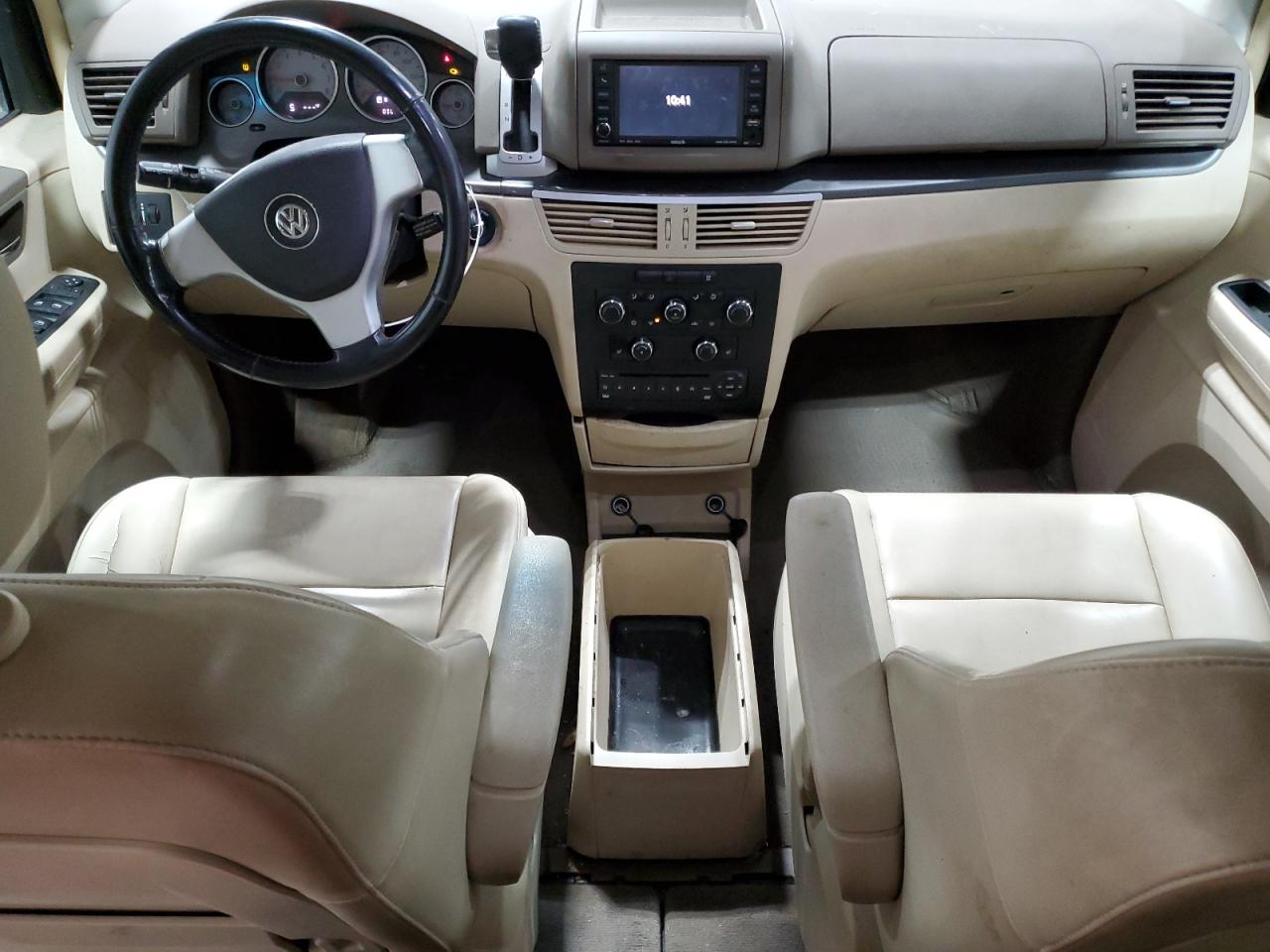 2010 Volkswagen Routan - Image 8