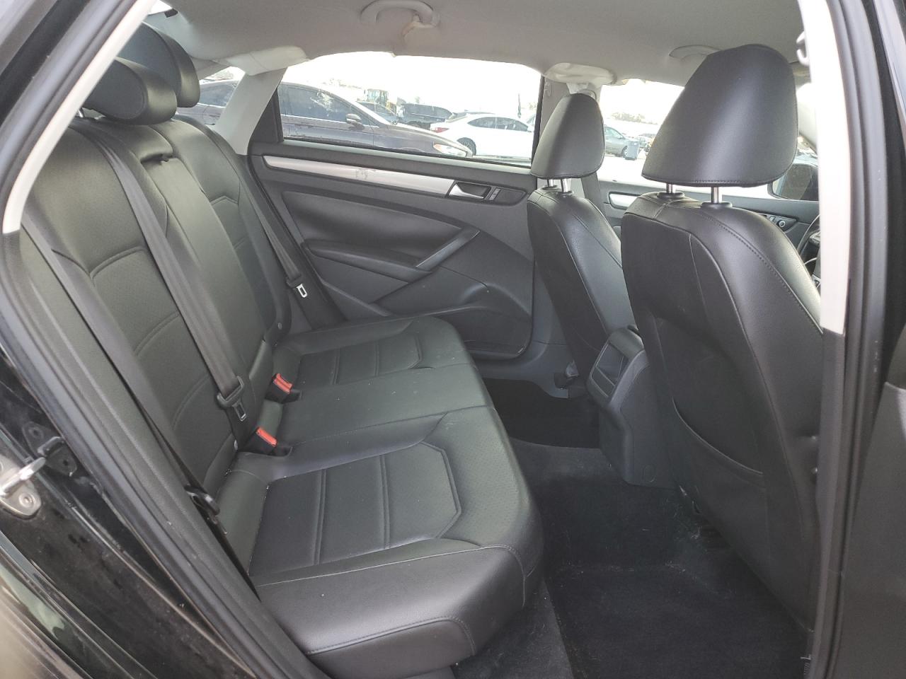 2015 Volkswagen Passat - Image 10