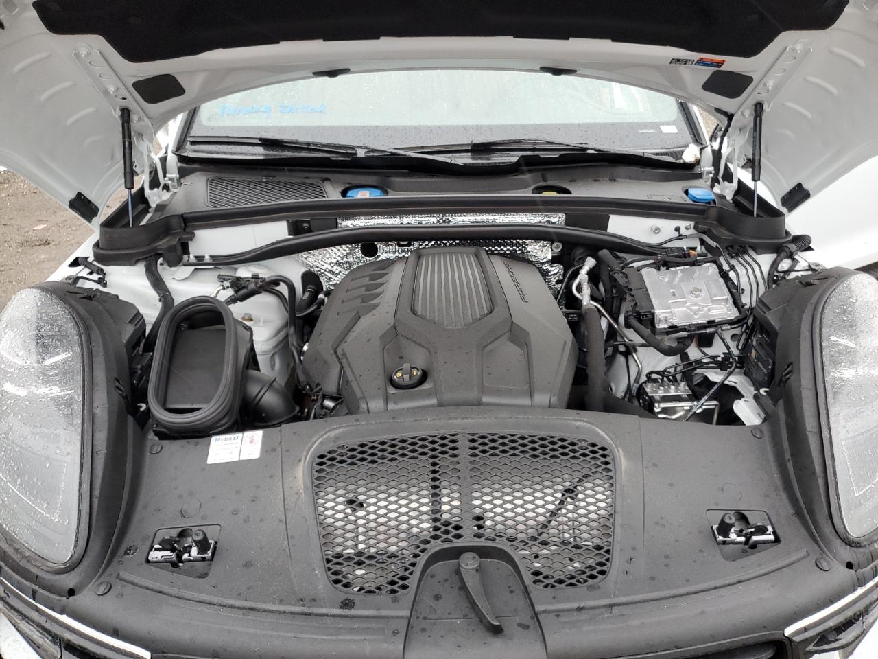 2024 Porsche Macan - Image 12