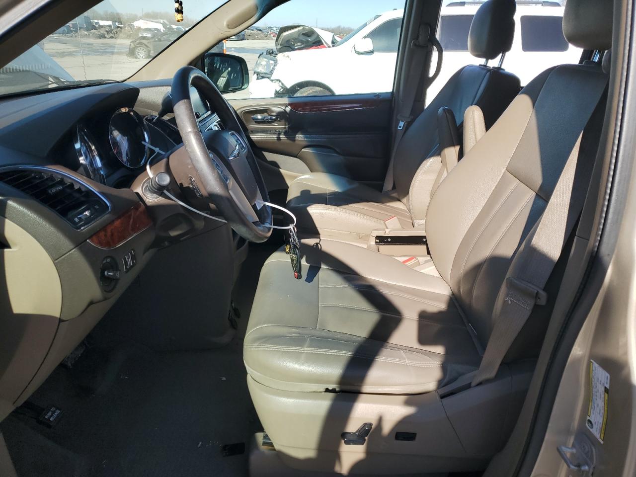 2016 Chrysler Town & Country - Image 7