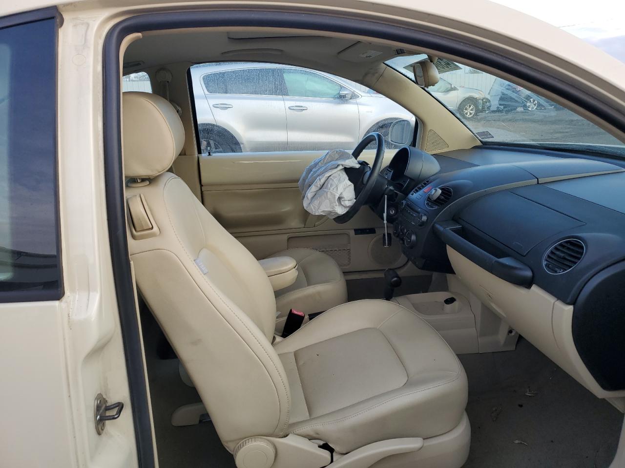 2010 Volkswagen Beetle - Image 11