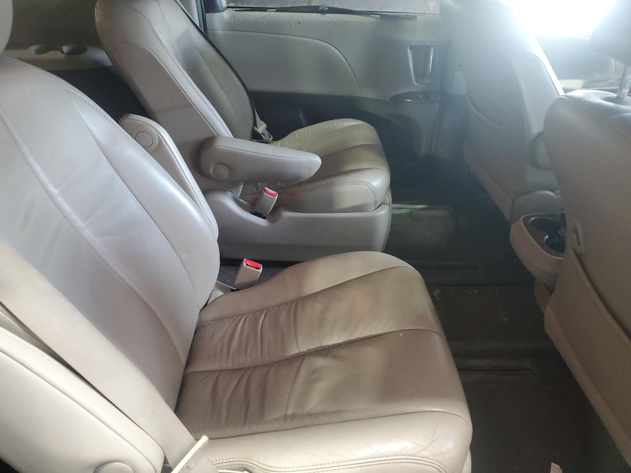 2013 Toyota Sienna - Image 11