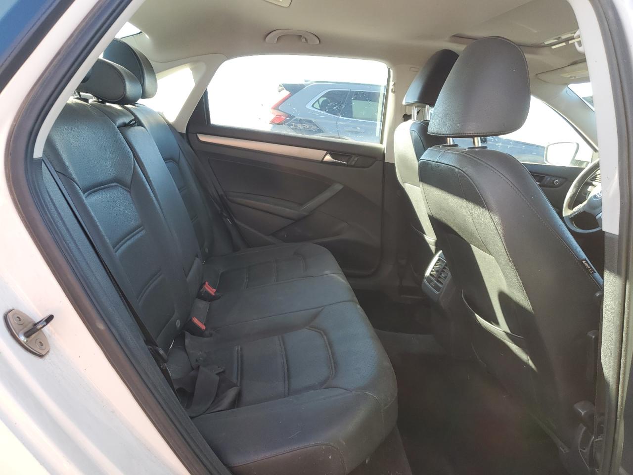 2014 Volkswagen Passat - Image 10