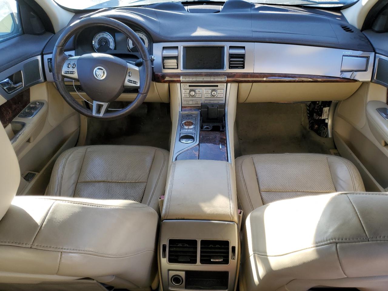 2010 Jaguar XF - Image 8