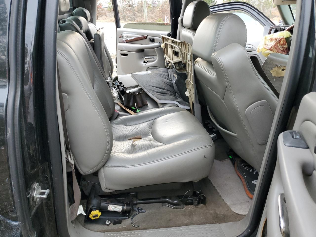 2005 Cadillac Escalade - Image 10