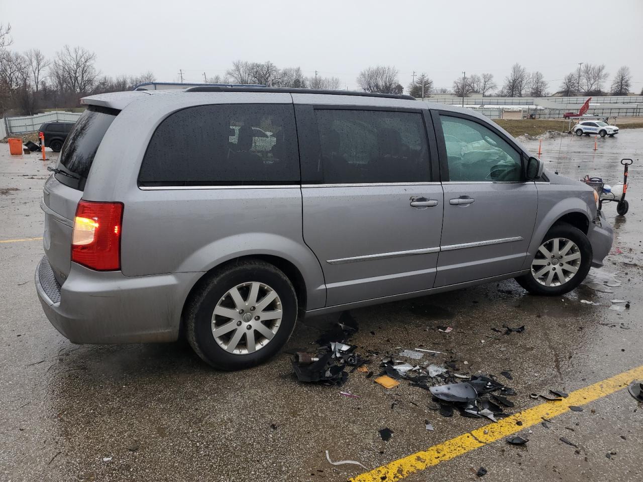 2016 Chrysler Town & Country - Image 3