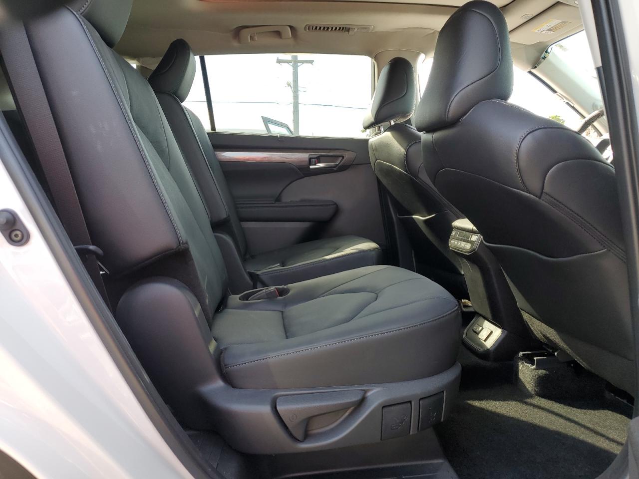2024 Toyota Highlander - Image 11