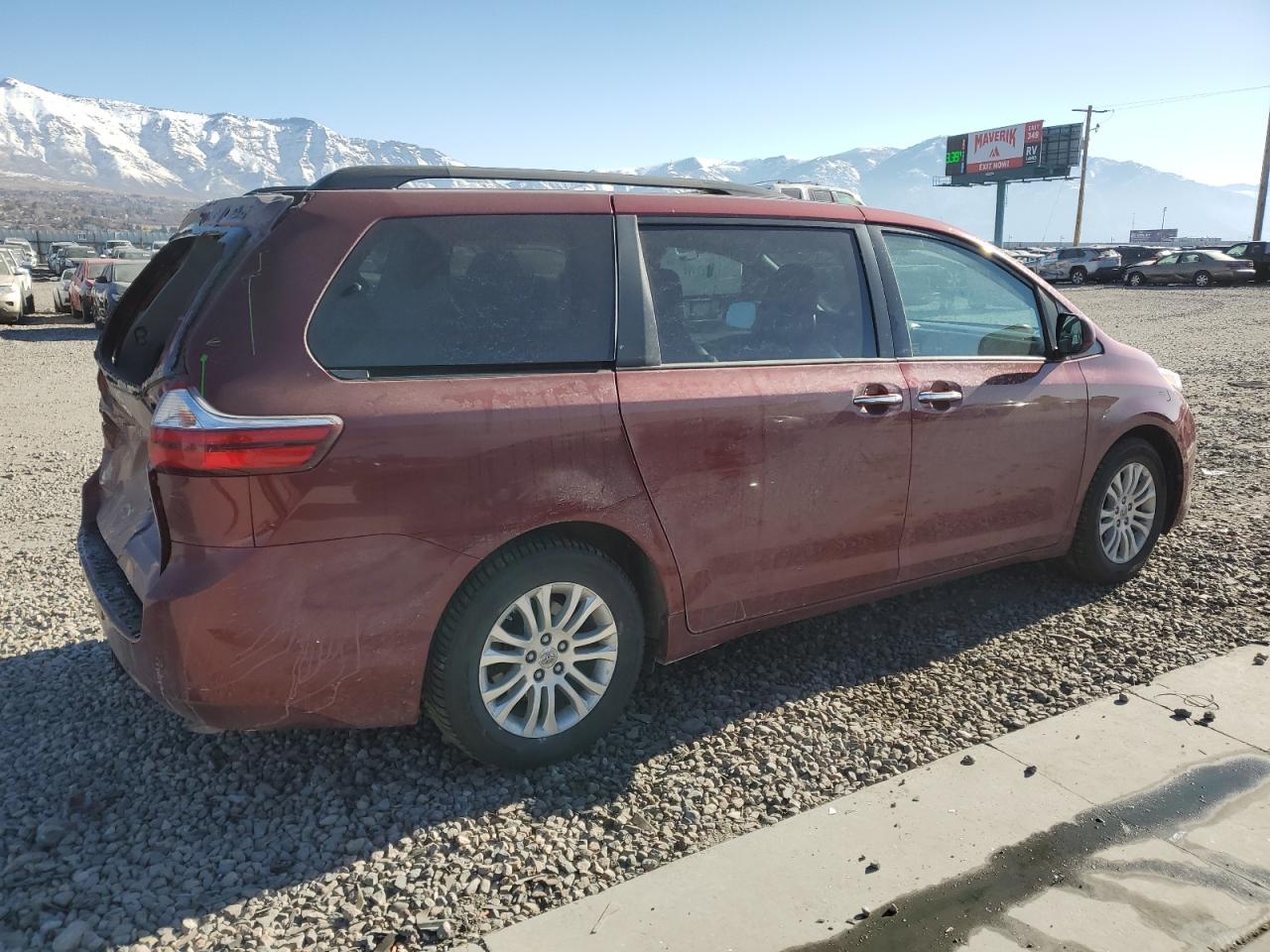 2016 Toyota Sienna - Image 3