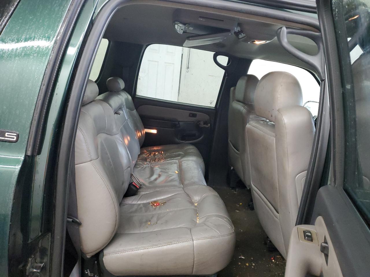 2001 Chevrolet Suburban - Image 12