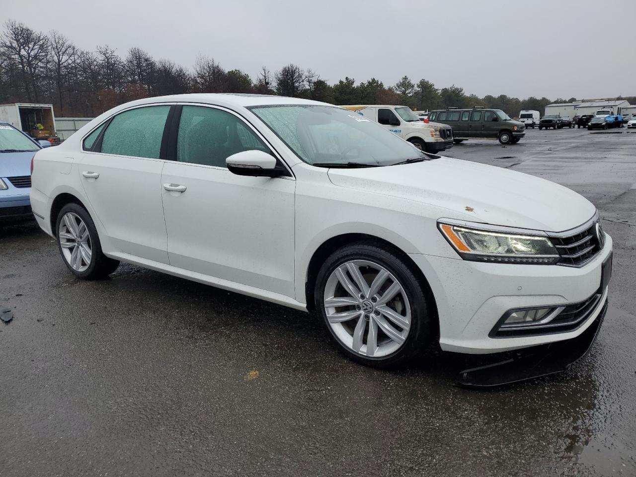2018 Volkswagen Passat - Image 4