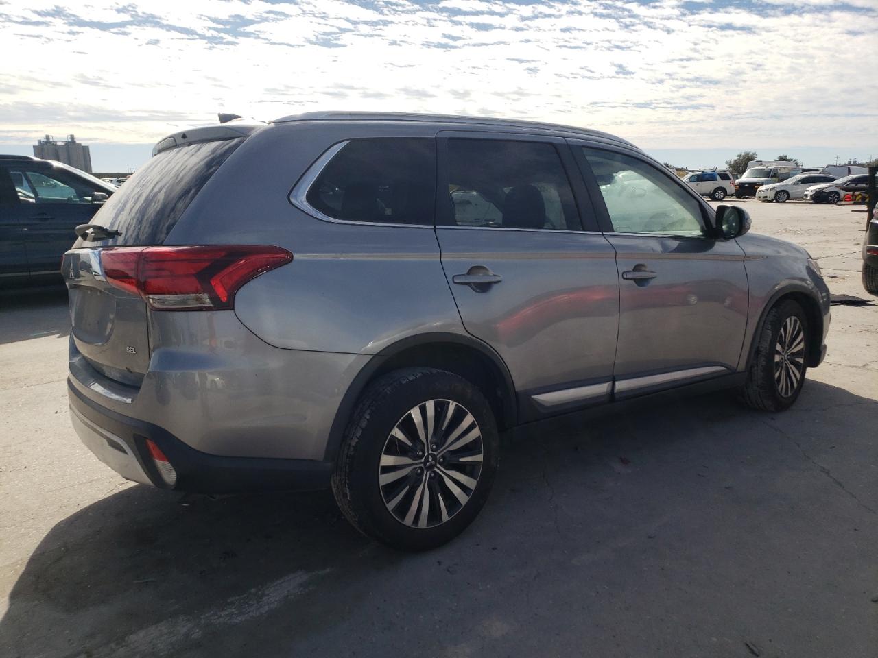 2020 Mitsubishi Outlander - Image 3