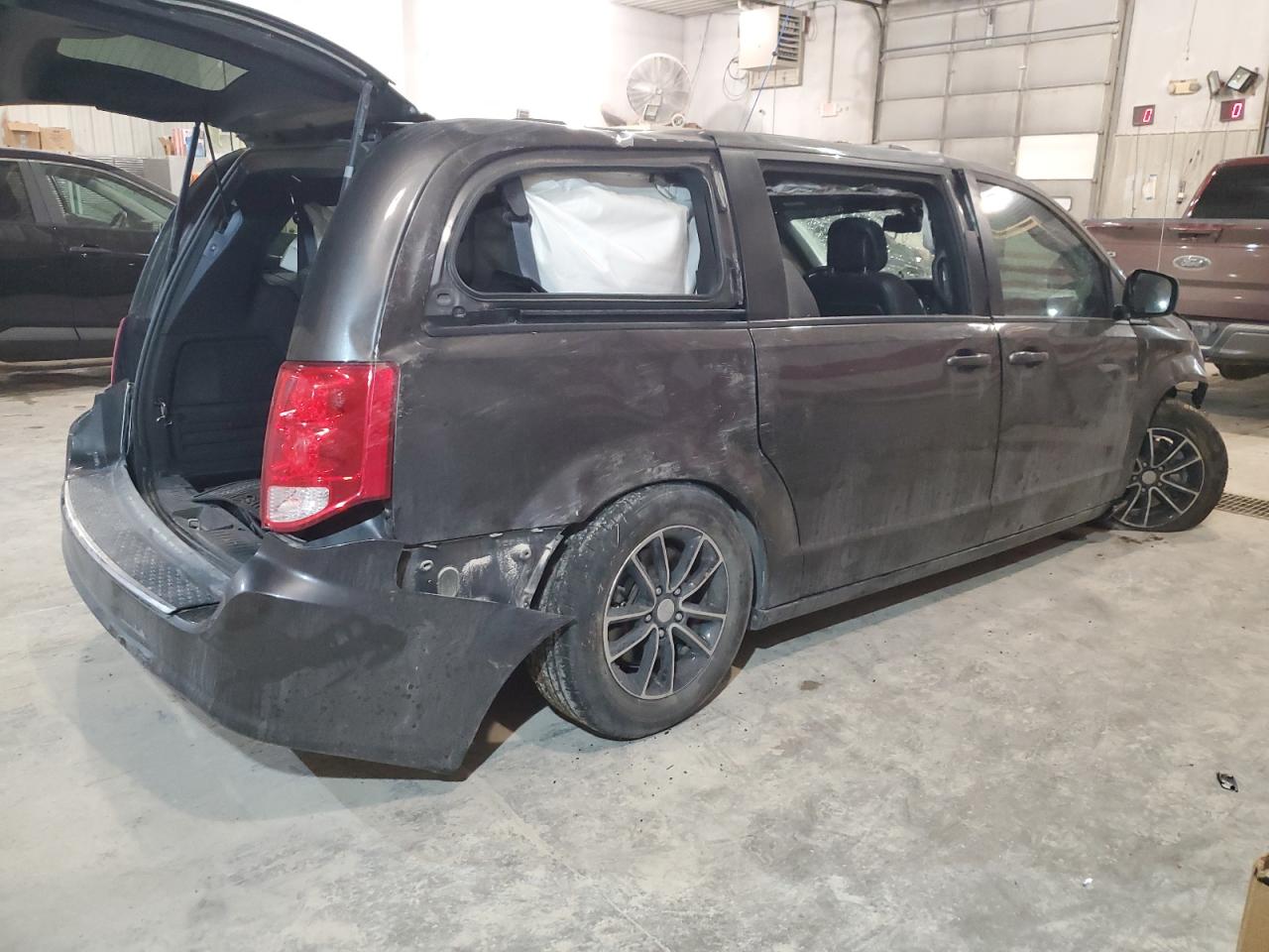 2019 Dodge Caravan - Image 3