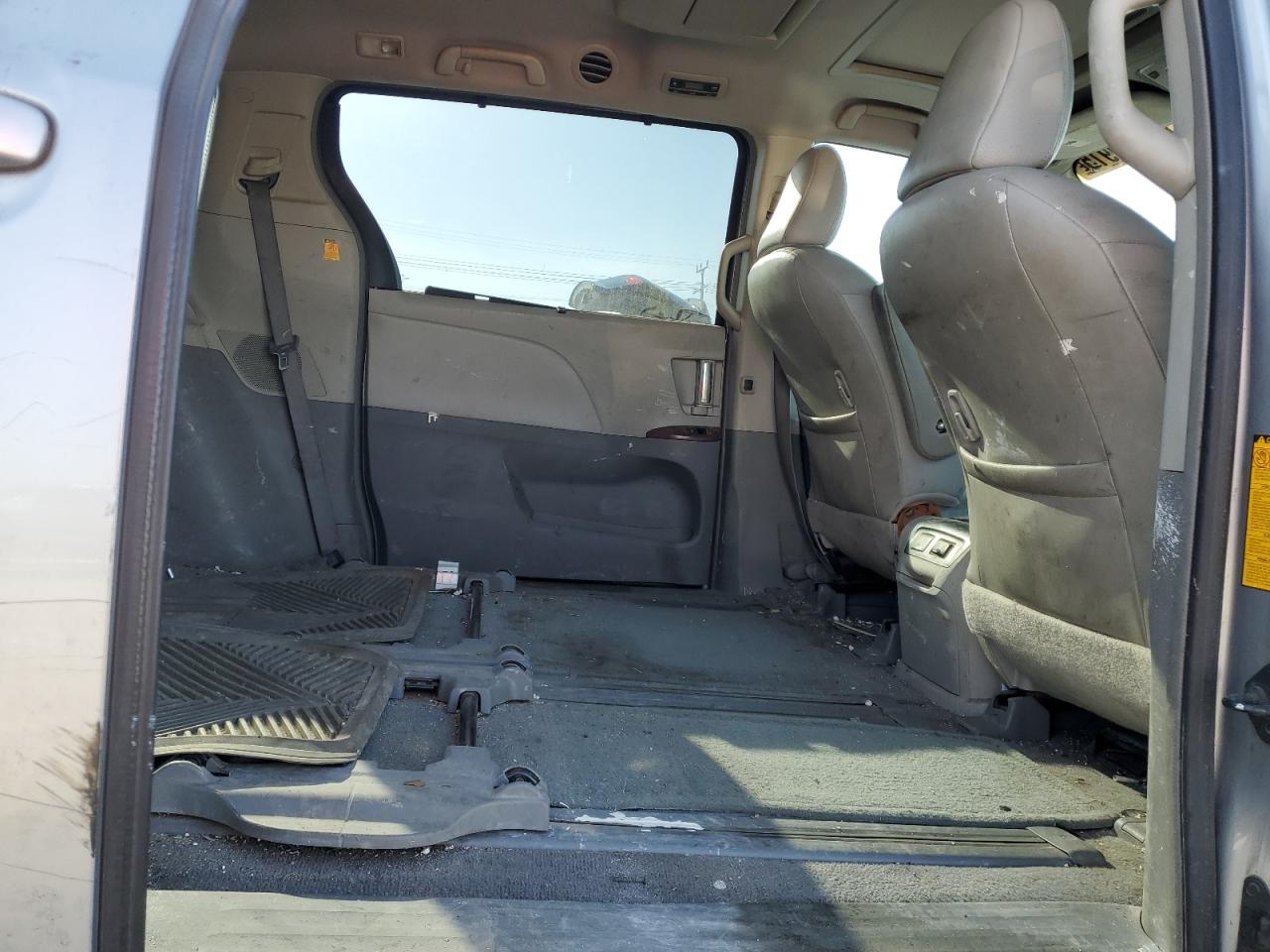 2011 Toyota Sienna - Image 12