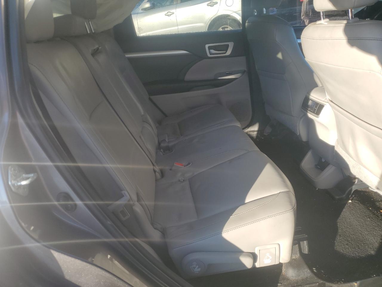 2015 Toyota Highlander - Image 11