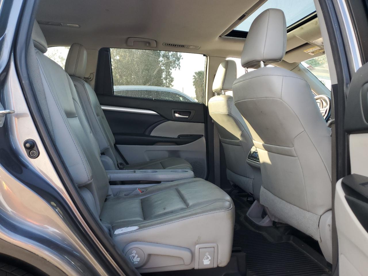 2017 Toyota Highlander - Image 11