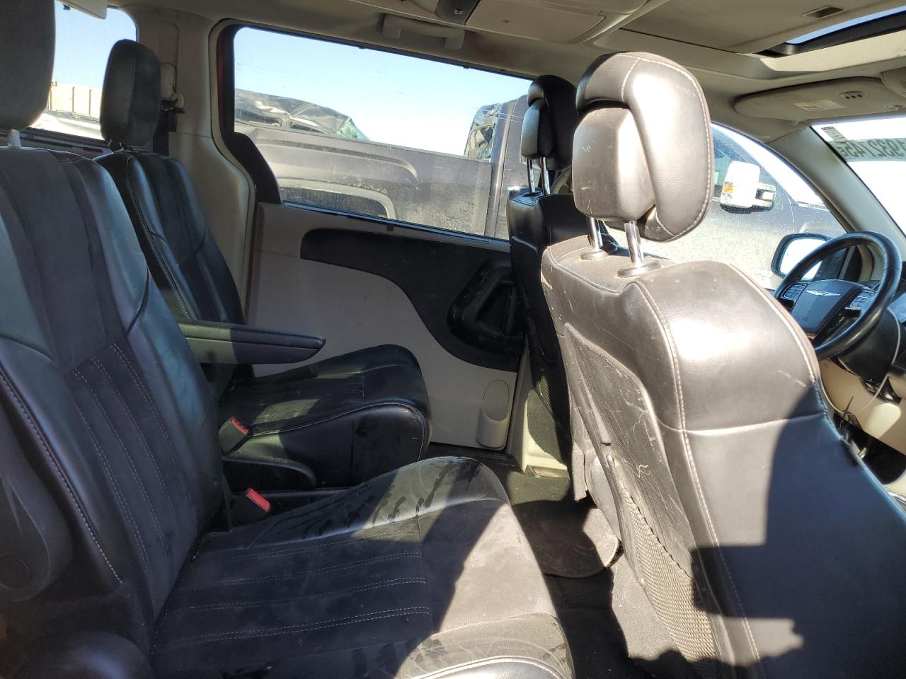 2014 Chrysler Town & Country - Image 11