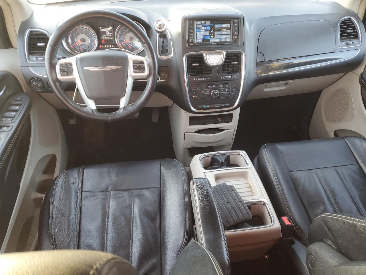 2015 Chrysler Town & Country - Image 8