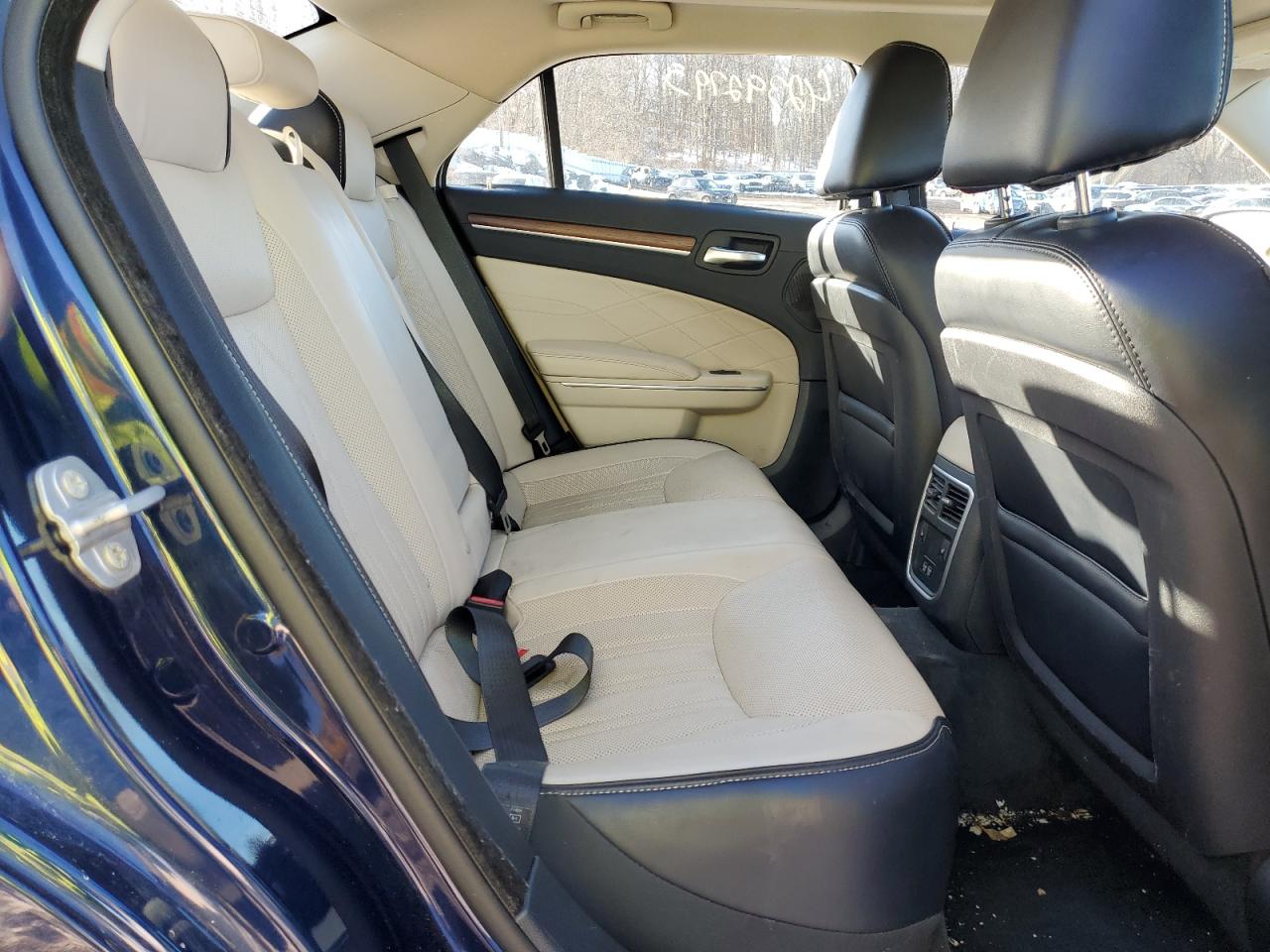 2015 Chrysler 300 - Image 10