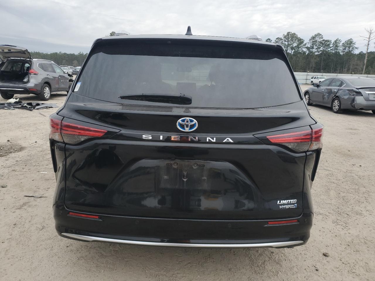 2022 Toyota Sienna - Image 6